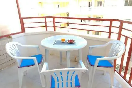 Apartamento Lovely Beach With A Communal Roof Pool
